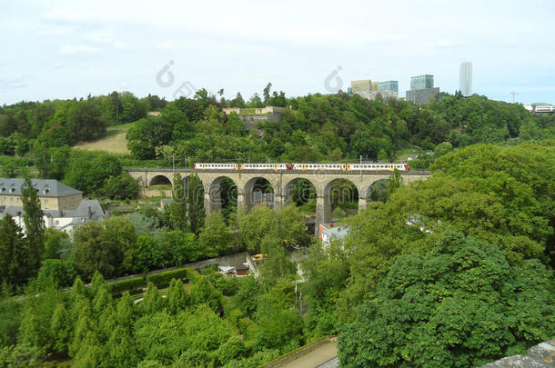 火车经过的指已提到的人帕塞雷尔,24拱高架桥采用卢森堡公国IvoryCoast象牙海岸