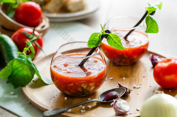 番茄西班牙凉菜汤采用两个玻璃杯子
