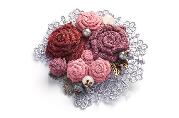 时髦的手工做的<strong>胸针</strong>由组成关于粉红色的花从织物英语字母表的第15个字母