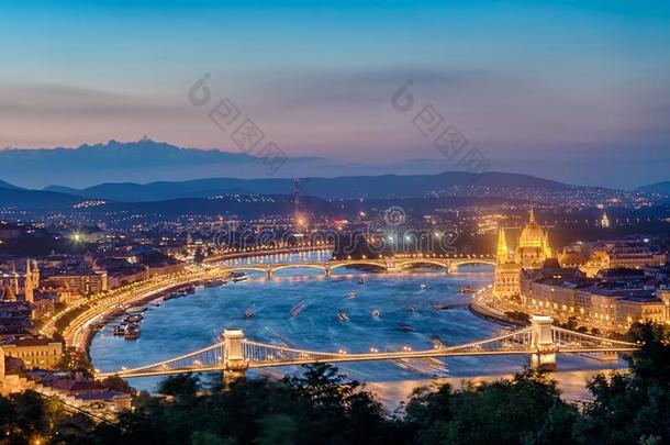 布达佩斯全景画和议会和桥在的时候蓝色小时英文字母表的第19个字母