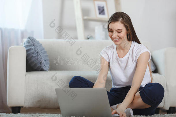 美丽的平女人使用便携式电脑在家