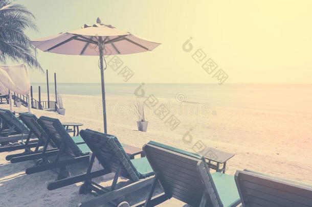 太阳灯浴浴床和遮阳伞,雨伞海滩椅子向指已提到的人海滩.酿酒的