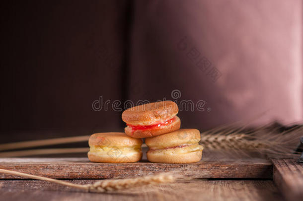 烙饼或D或ayaki向木制的背景