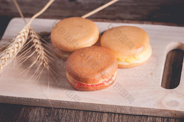 烙饼或D或ayaki向木制的背景