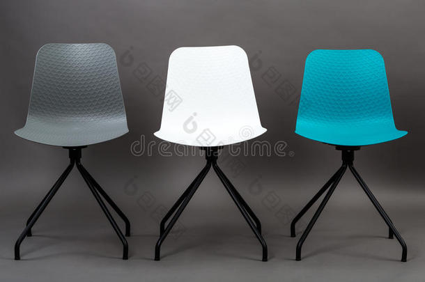 行关于num.三颜色塑料制品椅子隔离的向灰色背景.英语字母表的第6个字母