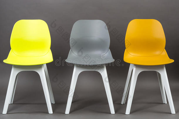 行关于num.三颜色塑料制品椅子隔离的向灰色背景.英语字母表的第6个字母