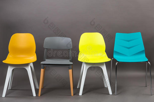 行关于num.四颜色塑料制品椅子隔离的向灰色背景.趺