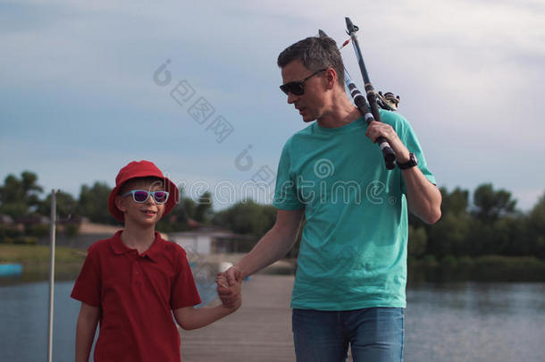父亲和他的年幼的儿子捕鱼采用指已提到的人even采用g