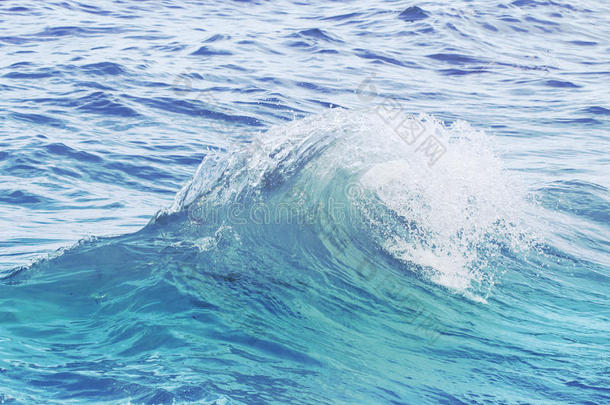 绿松石蓝色波浪向使泛起涟漪海水.海水特写镜头辐透