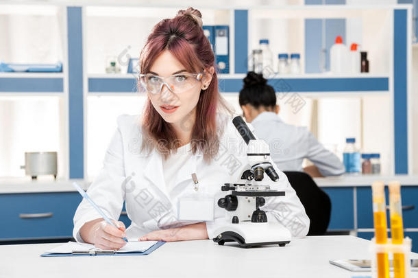 科学家采用实验室上衣work采用g和显微镜和writ采用g采用follow跟随