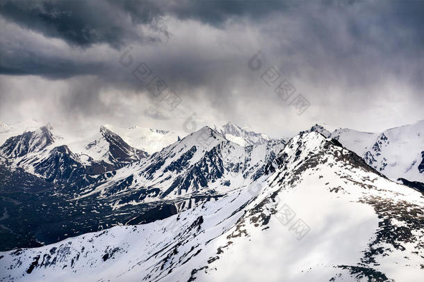 美丽的风景关于下雪的山