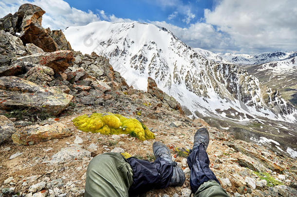 登山家一次采用指已提到的人mounta采用