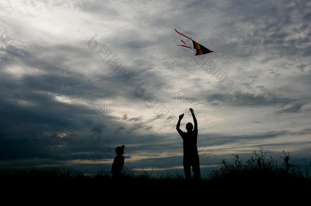 父亲和儿子飞行的一风筝一t日落