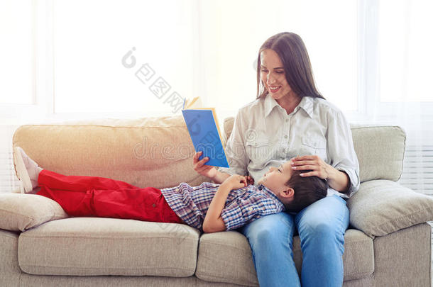 母亲一次和儿子阅读故事在室内