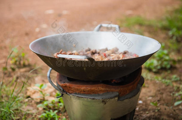 烹饪术和平底锅和木炭炉