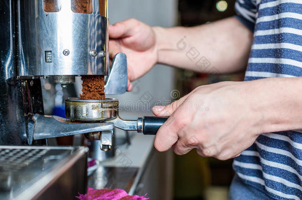 咖啡馆准备咖啡的员工清洁咖啡豆机器采用咖啡馆