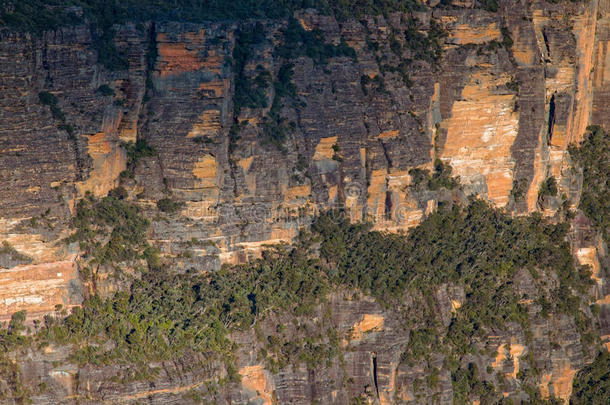 陡峭的多岩石的<strong>山墙</strong>蓝色山澳大利亚