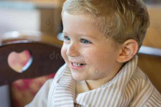 微笑婴儿男孩在饭店