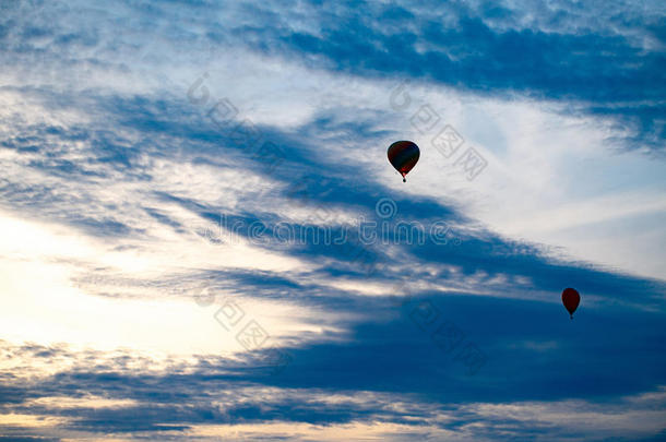 富有色彩的热的天空气球是（be的三单形式飞行的在sunr是（be的三单形式e