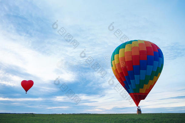 富有色彩的热的天空气球是（be的三单形式飞行的在sunr是（be的三单形式e