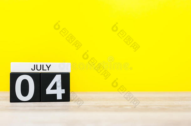 七月4Thailand泰国.影像关于七月4日历向黄色的背景.夏