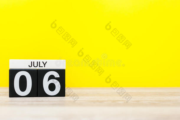 七月6Thailand泰国.影像关于七月6,日历向黄色的背景.夏