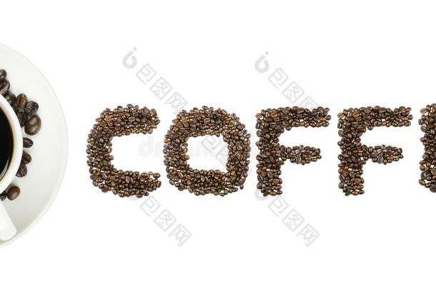 黑的咖啡豆采用白色的杯子和咖啡豆院长文本咖啡豆隔离的