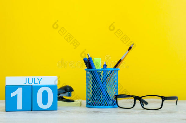 七月10Thailand泰国.影像关于七月10,日历向黄色的背景wiThailand泰国