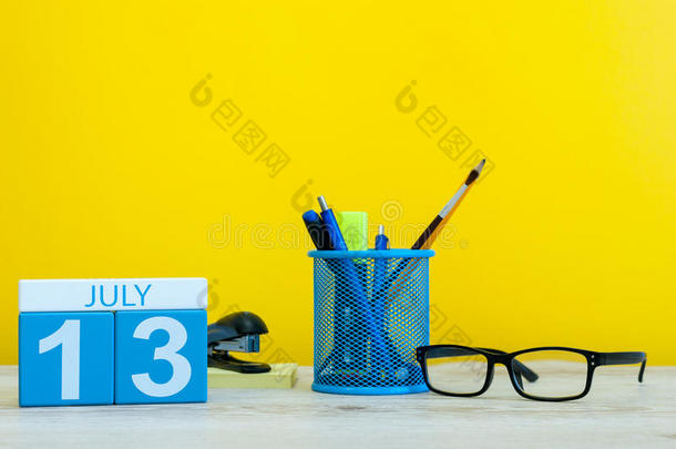 七月13Thailand泰国.影像关于七月13,日历向黄色的背景wiThailand泰国