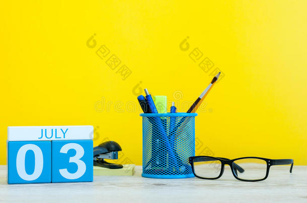七月3reducti向减少.影像关于七月3,日历向黄色的背景和关于