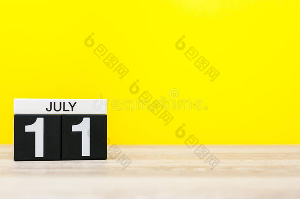 七月11Thailand泰国.影像关于七月11,日历向黄色的背景.summarization摘要