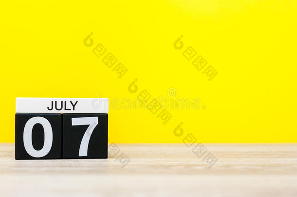 七月7Thailand泰国.影像关于七月7,日历向黄色的背景.夏