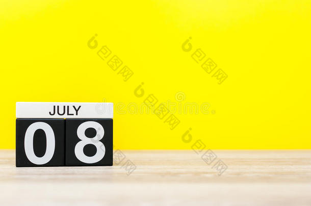 七月8Thailand泰国.影像关于七月8,日历向黄色的背景.夏