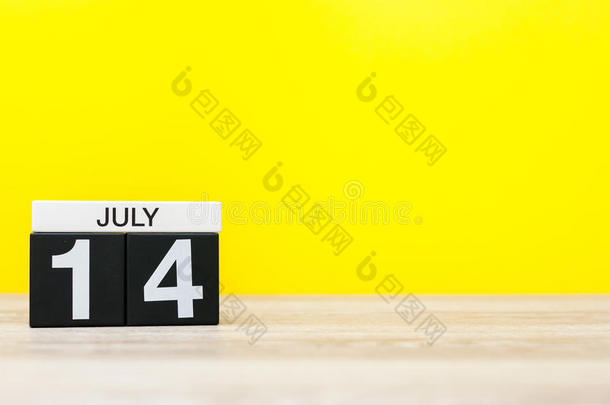 七月14Thailand泰国.影像关于七月14,日历向黄色的背景.summarization摘要