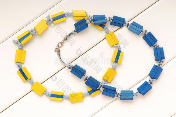 黄色的和蓝色珠宝首饰,塑料制品小珠子,不分男女的项链