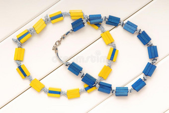 黄色的和蓝色珠宝首饰,塑料制品小珠子,不分男女的项链图片