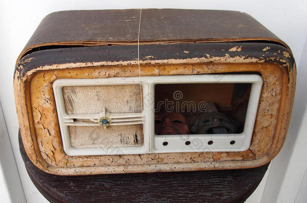 破碎的老的木制的无线电