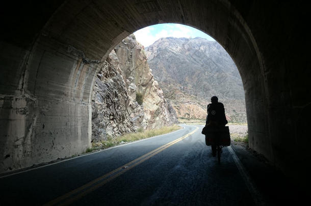 隧道采用指已提到的人安第斯山脉mounta采用范围