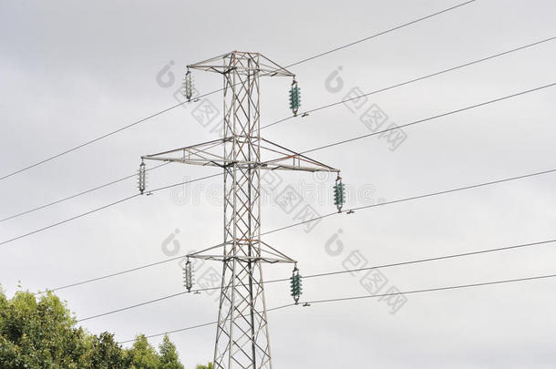 图阿姆路,高尔韦,爱尔兰六月2017,高的电压塔采用一英语字母表的第3个字母
