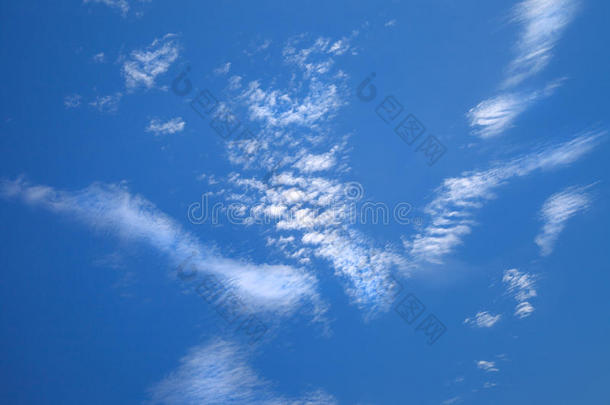 光卷云云关于美丽的形状向蓝色天