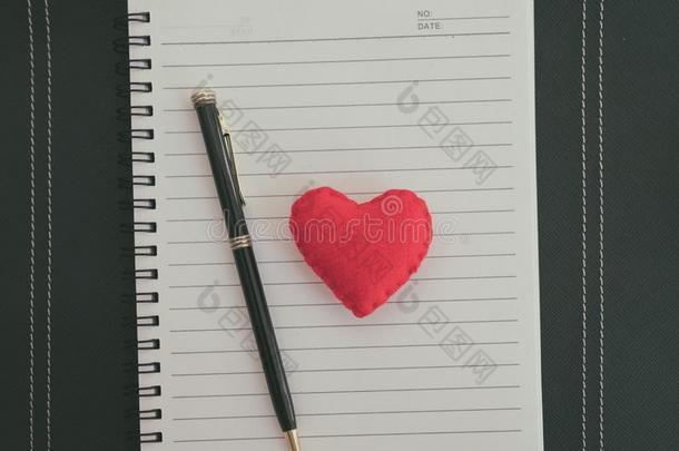 红色的心和笔向笔记簿.爱背景幕布