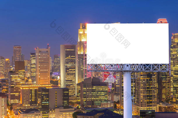 空白的广告牌为广告采用城市在商业区在夜
