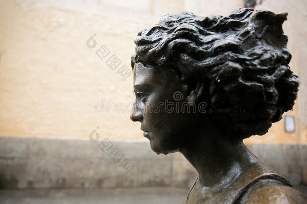 雕像关于一年幼的女孩