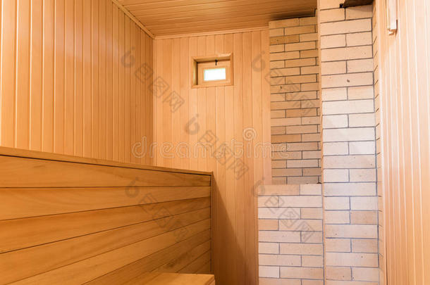 内部关于传统的木制的桑拿浴室.