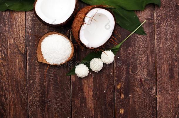 美味的结晶糖采用椰子小薄片向盘子