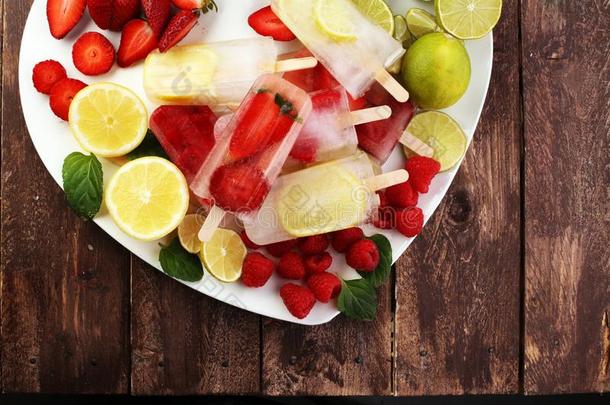 健康的悬钩子,柠檬,酸橙,草莓冰棍和新鲜的