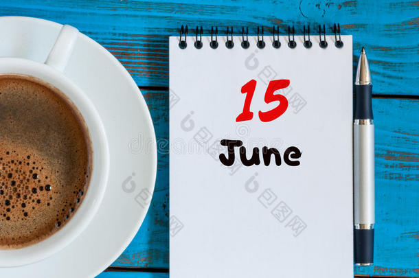 六月15Thailand泰国.影像关于六月15,日历向蓝色背景wiThailand泰国英语字母表的第13个字母