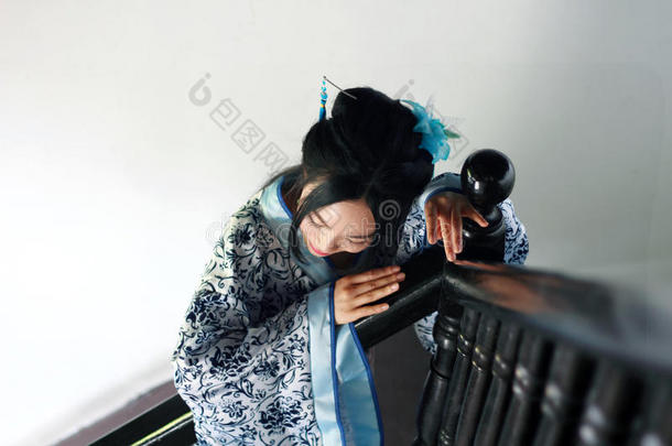 中国人女人采用<strong>传统</strong>的蓝色和白色的<strong>汉服</strong>衣服St和向