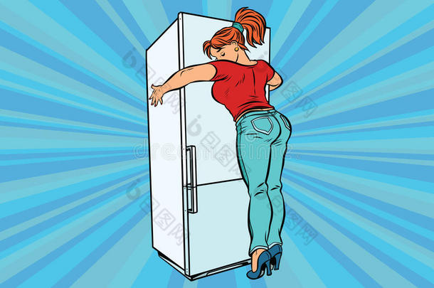 日常饮食和食物.美丽的女人热烈地拥抱家冰箱