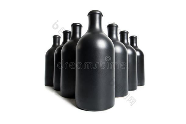 不光滑的黑的瓶子向一白色的b一ckground关-在上面.